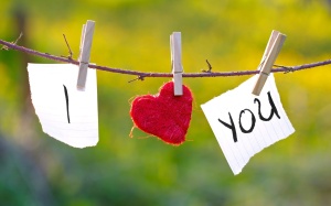 I-heart-you-hanging-Happy-Valentines-Day-2015-Wallpaper